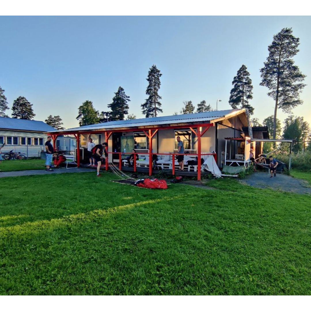 KLU:n kerhorakennus ja terassi kesäillassa